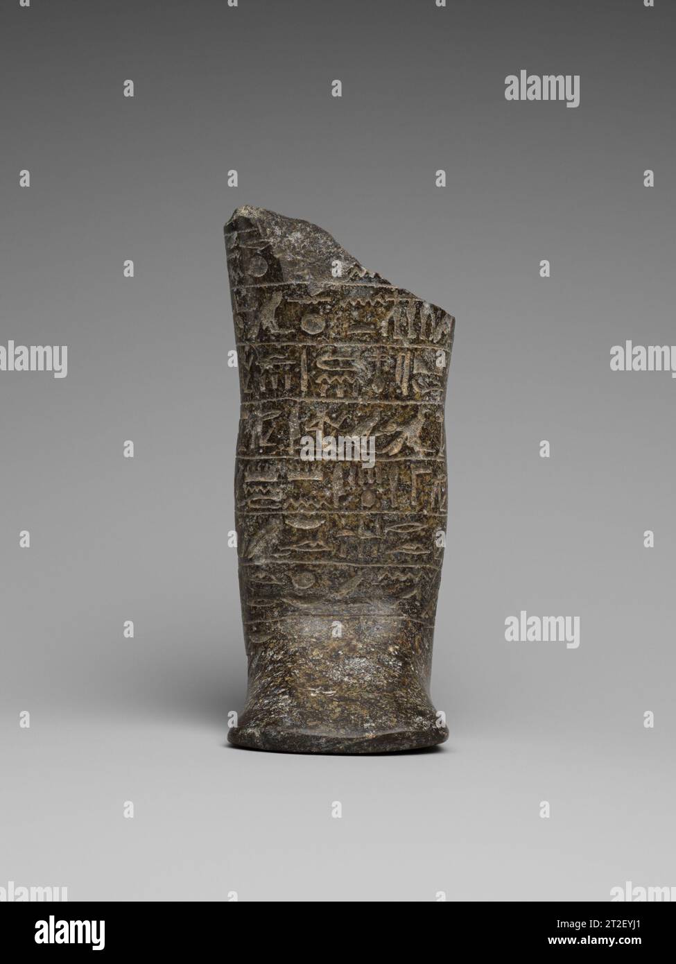 Shabti de Mentuemhat de la fin de la période 690–645 av. J.-C. de grands shabtis en pierre, connus de la fin de l'Empire du milieu et de la 18e dynastie, sont réapparus dans la 25e dynastie pour les pharaons, les épouses du Dieu thébain et les plus hauts fonctionnaires de la dynastie 25 à Thèbes. Mentuemhat, le puissant «comte» de la région de Théban, avait plusieurs shabtis de ce type. Trois d'entre eux ont été fouillés par le Metropolitan Museum à proximité de sa tombe à Thèbes Occidentaux. Afficher plus. Shabti de Mentuemhat. 690–645 AV. J.-C. Serpentinite. Période tardive. D'Egypte, haute Egypte, Thèbes, Asasif, est de Pabasa, Radim, fouilles MMA, 1918-19. Dynastie 25-26 Banque D'Images