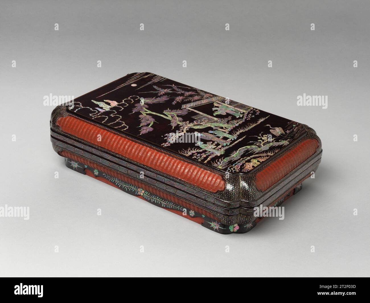 Boîte de présentation avec des figures dans un paysage Japon (Ry?ky? Îles) 17e–18e siècle en savoir plus. Boîte de présentation avec des figures dans un paysage. Japon (Ry?ky? Îles). 17e–18e siècle. Laque noire avec incrustation de nacre et panneaux de vannerie laqués en rouge. Laque Banque D'Images