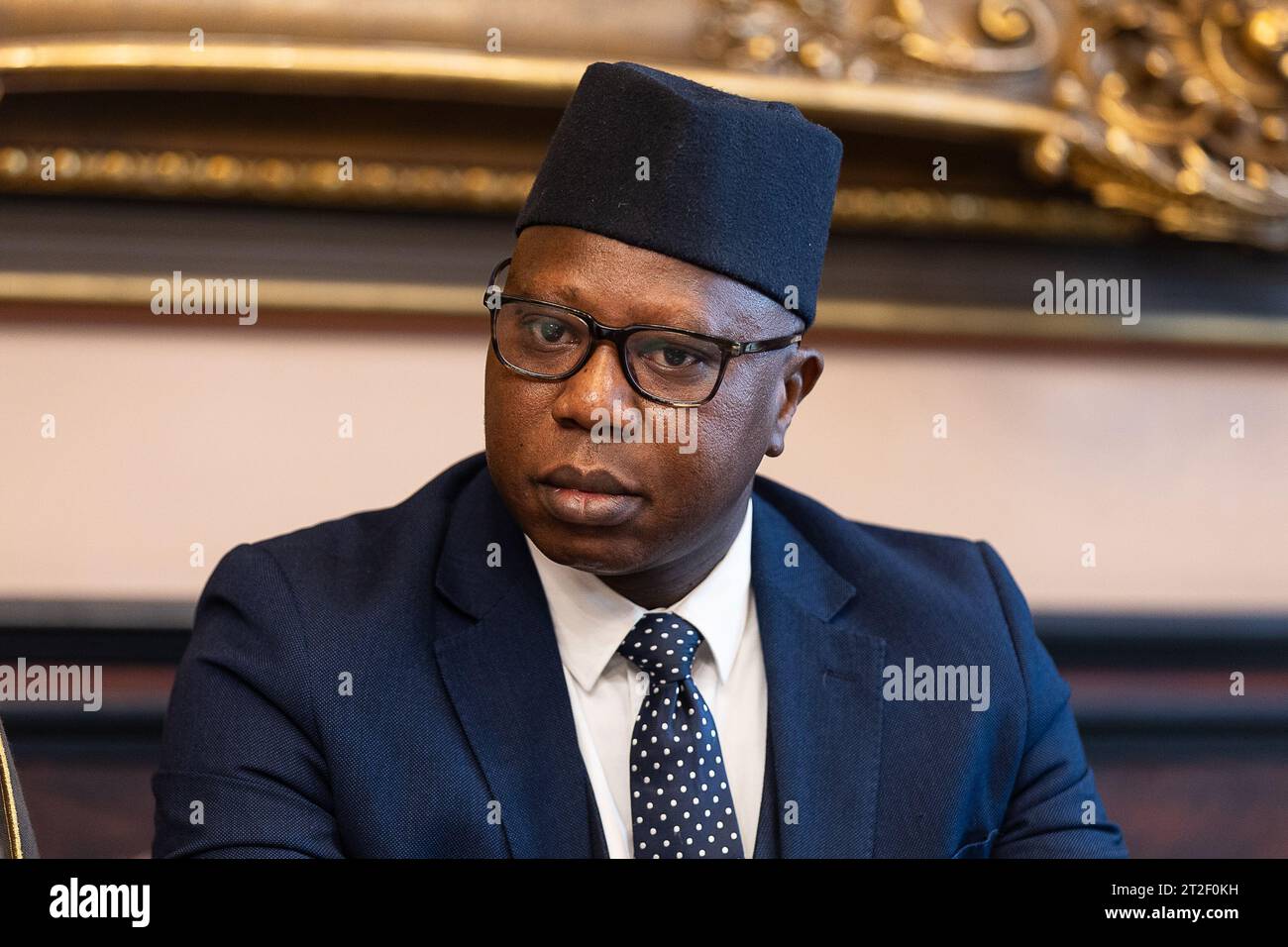 Mouhameth Galaye Ndiaye photographié lors d’une réunion des trois plus grandes communautés religieuses de notre pays, le judaïsme, l’islam et l’Église catholique, au Parlement fédéral avant la session plénière de la Chambre, à Bruxelles, le jeudi 19 octobre 2023. Les communautés religieuses veulent envoyer un message commun pour la paix et l'unité, dans le contexte des tensions dans nos rues, de l'attentat de Bruxelles, de l'attaque contre des cibles juives en Europe et des terribles souffrances de la guerre au Moyen-Orient. BELGA PHOTO JAMES ARTHUR GEKIERE Banque D'Images