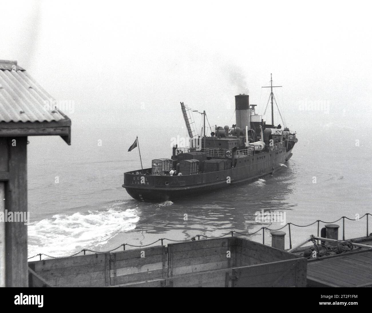 1950, historique, le navire à vapeur TS deal, enregistré à Londres, quittant le port, Angleterre, Royaume-Uni. Le bateau à vapeur à double vis à coque en acier a été construit par D & W Henderson à Glasgow en 1927 pour la Southern Railway Company pour servir à Douvres et Folkstone comme cargo. En 1941, pendant la Seconde Guerre mondiale, il est nommé HMS Deal. Banque D'Images