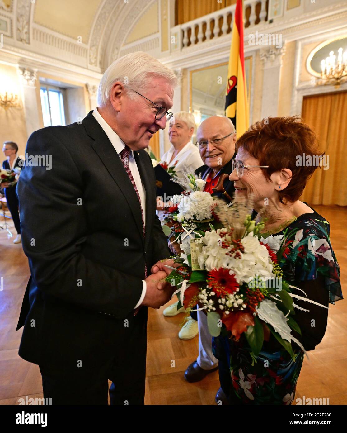 Meiningen, Allemagne. 19 octobre 2023. Le président fédéral Frank-Walter Steinmeier félicite Silke Förster de Meiningen pour avoir reçu la Croix du mérite sur ruban lors de la cérémonie de remise de l'ordre du mérite de la République fédérale d'Allemagne aux citoyens engagés de Thuringe au château d'Elisabethenburg. Steinmeier avait déménagé sa résidence officielle à Meiningen pendant trois jours dans le cadre de Ortszeit Deutschland. Les séjours en dehors de Berlin sont conçus pour engager une conversation avec les citoyens sur les défis, les souhaits et les préoccupations actuels. Crédit : Martin Schutt/dpa/Alamy Live News Banque D'Images
