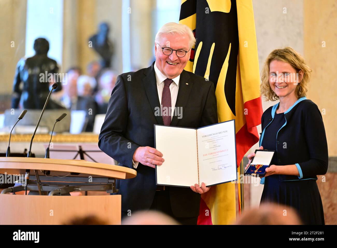 Meiningen, Allemagne. 19 octobre 2023. Le président fédéral Frank-Walter Steinmeier (l) remet à Uta Wanitschke d'Erfurt la Croix du mérite sur ruban lors de la cérémonie de remise de l'ordre du mérite de la République fédérale d'Allemagne aux citoyens engagés de Thuringe au château d'Elisabethenburg. Steinmeier avait déménagé sa résidence officielle à Meiningen pendant trois jours dans le cadre de Ortszeit Deutschland. Les séjours en dehors de Berlin sont conçus pour engager une conversation avec les citoyens sur les défis, les souhaits et les préoccupations actuels. Crédit : Martin Schutt/dpa/Alamy Live News Banque D'Images