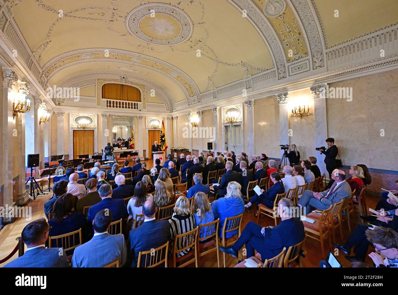 Meiningen, Allemagne. 19 octobre 2023. Le président fédéral Frank-Walter Steinmeier (arrière, au centre) prend la parole lors de la présentation de l'ordre du mérite de la République fédérale d'Allemagne aux citoyens engagés de Thuringe au palais Elisabethenburg. Steinmeier avait déménagé sa résidence officielle à Meiningen pendant trois jours dans le cadre de « Ortszeit Deutschland ». Les séjours en dehors de Berlin sont destinés à engager une conversation avec les citoyens sur les défis, les souhaits et les préoccupations actuels. Crédit : Martin Schutt/dpa/Alamy Live News Banque D'Images