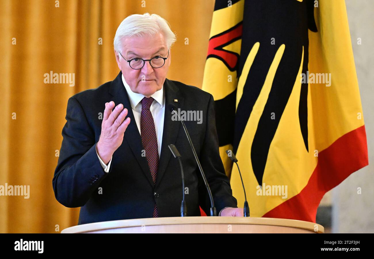 Meiningen, Allemagne. 19 octobre 2023. Le président fédéral Frank-Walter Steinmeier prend la parole lors de la cérémonie de remise de l'ordre du mérite de la République fédérale d'Allemagne aux citoyens engagés de Thuringe au château d'Elisabethenburg. Steinmeier avait déménagé sa résidence officielle à Meiningen pendant trois jours dans le cadre de « Ortszeit Deutschland ». Les séjours en dehors de Berlin sont destinés à engager une conversation avec les citoyens sur les défis, les souhaits et les préoccupations actuels. Crédit : Martin Schutt/dpa/Alamy Live News Banque D'Images