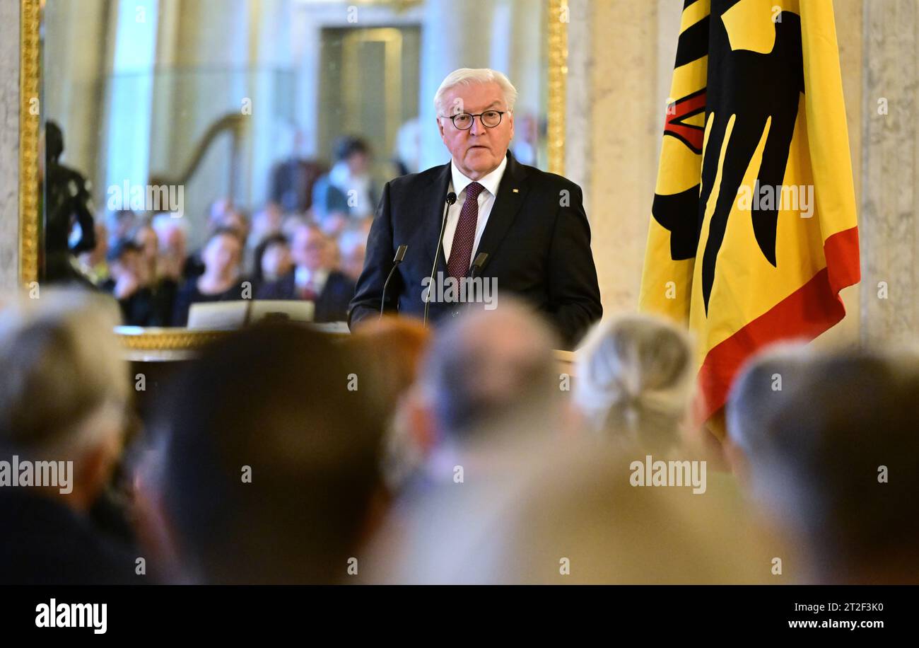 Meiningen, Allemagne. 19 octobre 2023. Le président fédéral Frank-Walter Steinmeier prend la parole lors de la cérémonie de remise de l'ordre du mérite de la République fédérale d'Allemagne aux citoyens engagés de Thuringe au château d'Elisabethenburg. Steinmeier avait déménagé sa résidence officielle à Meiningen pendant trois jours dans le cadre de « Ortszeit Deutschland ». Les séjours en dehors de Berlin sont destinés à engager une conversation avec les citoyens sur les défis, les souhaits et les préoccupations actuels. Crédit : Martin Schutt/dpa/Alamy Live News Banque D'Images