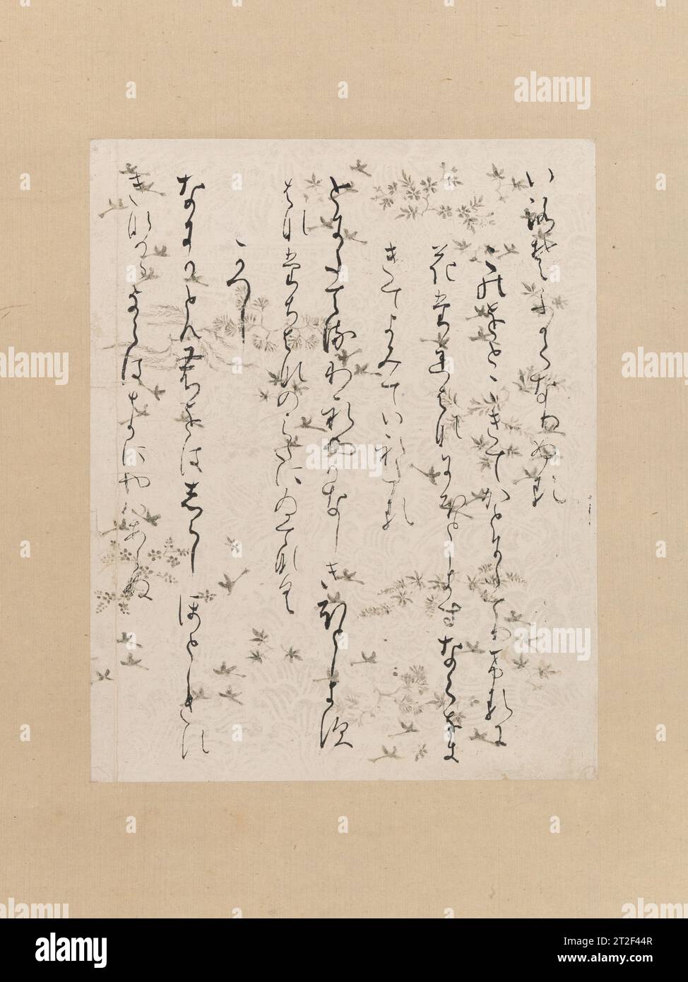 Page de la Collection de poèmes par Lady ISE (ISE SH?) Japon début du 12e siècle d'élégants brins de calligraphie kana dans des tons d'encre variables confèrent un sentiment de mouvement rythmique subtil à cette page de papier décoré. Imprimé en mica avec des motifs floraux impressionnés et des paons stylisés, le papier a ensuite été embelli avec des motifs argentés imprimés de branches de pin, de diverses autres plantes et d'oiseaux rendus abstraits en vol. La page faisait à l'origine partie d'un ensemble de recueils de poésie personnels de trente-six poètes célèbres de l'Antiquité à l'époque de Heian, appelés l'édition Nishi-Honganji o Banque D'Images