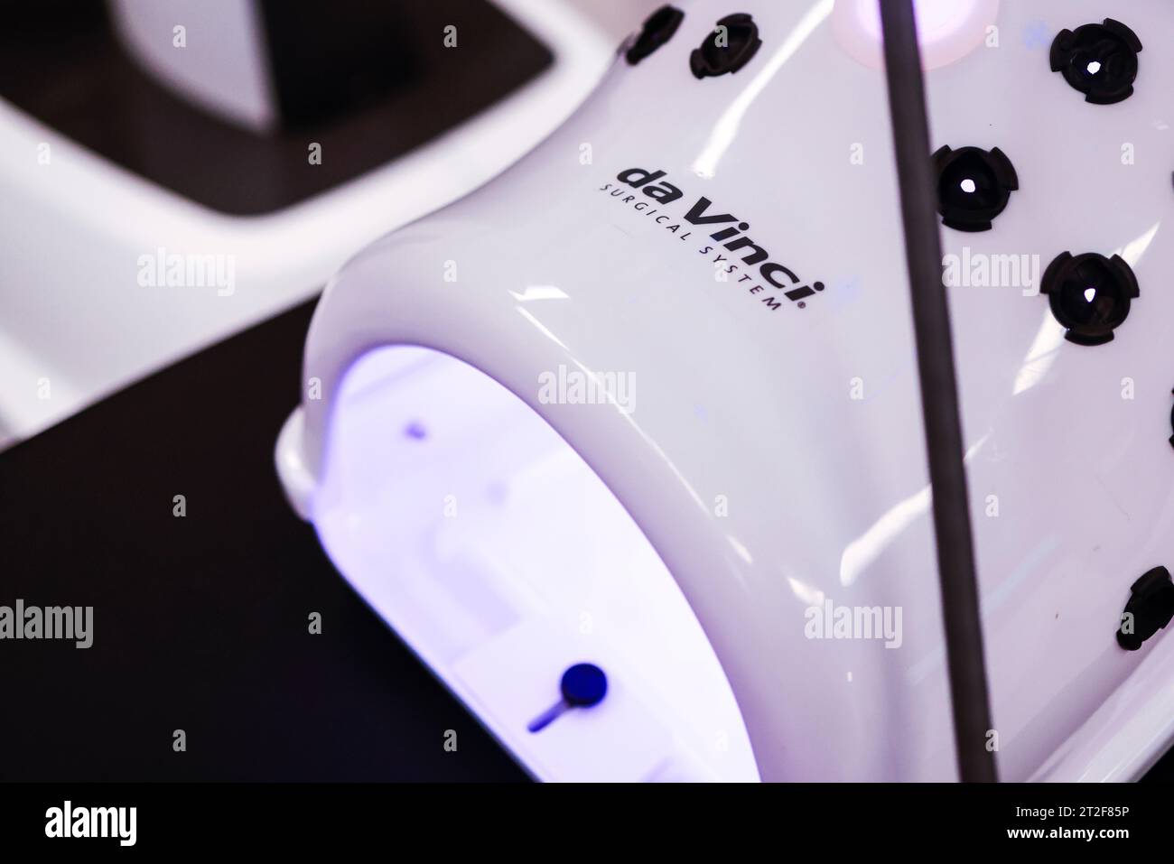 Rendsburg, Allemagne. 07 octobre 2023. La lumière brille sur le système chirurgical DaVinci. Le dispositif assisté par robot est un système sophistiqué de chirurgie assistée par ordinateur utilisé pour les procédures minimalement invasives. Le nouveau centre de chirurgie de Schön-Klinik sera opérationnel fin octobre 2023. Le nouveau centre de chirurgie comprend huit salles d'opération ultramodernes, chacune de 45 mètres carrés. Les coûts de construction se sont élevés à 30 millions d'euros, dont 27,2 millions d'euros ont été couverts par l'État du Schleswig-Holstein. Crédit : Frank Molter/dpa/Alamy Live News Banque D'Images