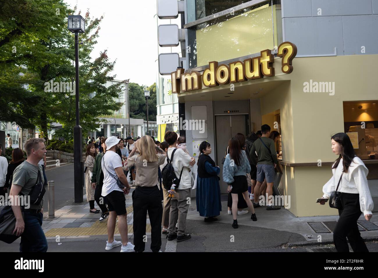 Tokyo, Japon. 19 octobre 2023. Des foules de clients attendent de commander chez I'm Donut ? .Takeshita Street (ç«¹ä¸ é€šÃ‚Š) est un centre culturel et de mode renommé situé à Harajuku, Tokyo. Bordée de boutiques éclectiques, de cafés et d'une atmosphère vibrante, c'est une destination populaire pour les jeunes amateurs de mode et les touristes, offrant une expérience unique et en constante évolution à Tokyo. (Image de crédit : © Taidgh Barron/ZUMA Press Wire) USAGE ÉDITORIAL SEULEMENT! Non destiné à UN USAGE commercial ! Banque D'Images