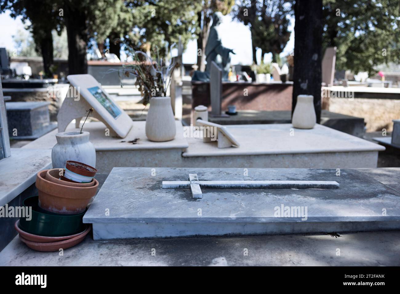 Tombe avec une seule fleur fanée dans un vase et pots de fleurs vides, Bari Sardo, Sardaigne, Italie Banque D'Images