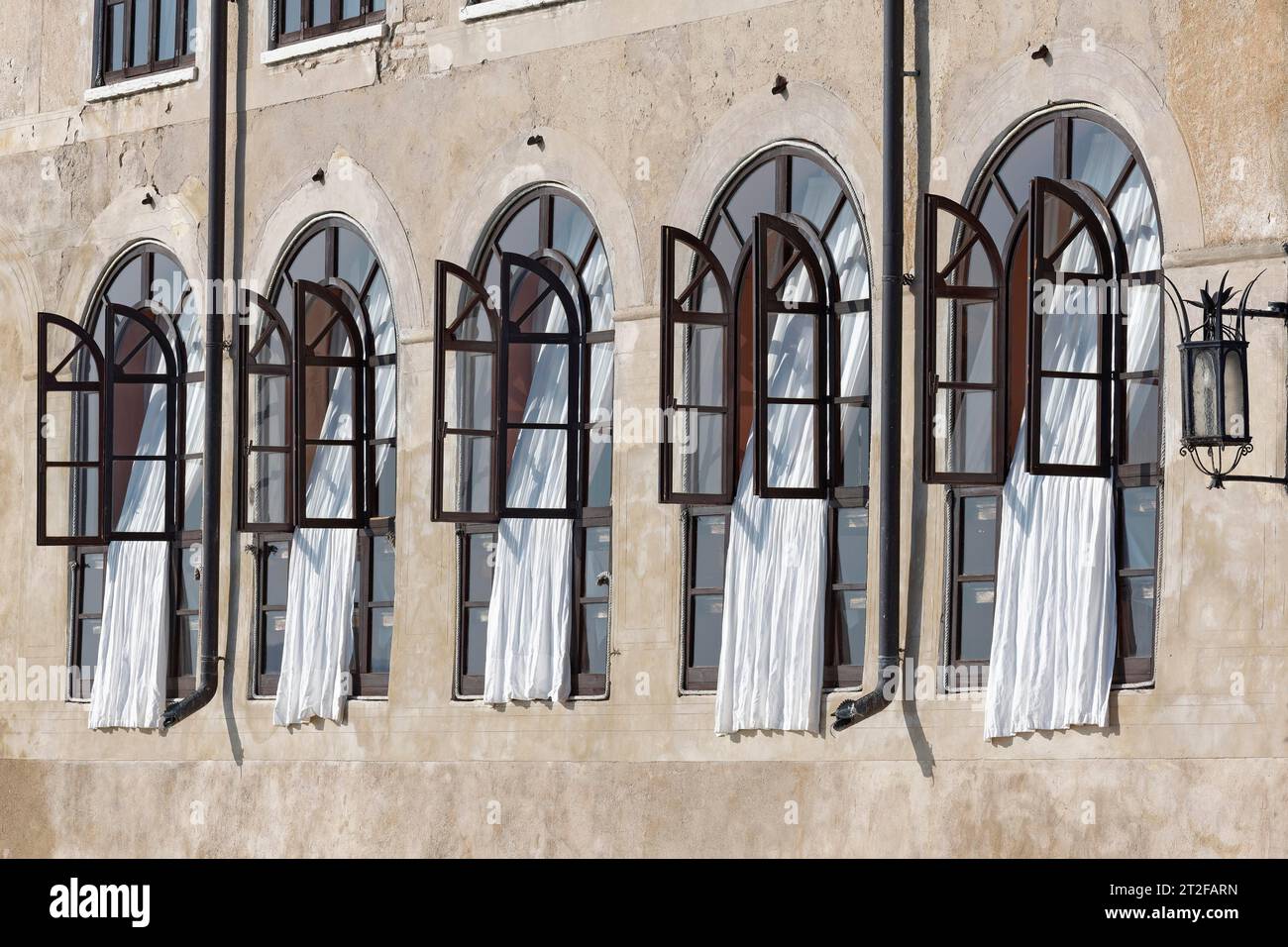 Façade de fenêtre avec rideaux blancs dans le bâtiment historique, protection solaire, Hôtel Restaurant Locanda San Vigilio, Punta San Vigilio, Lac de Garde est Banque D'Images