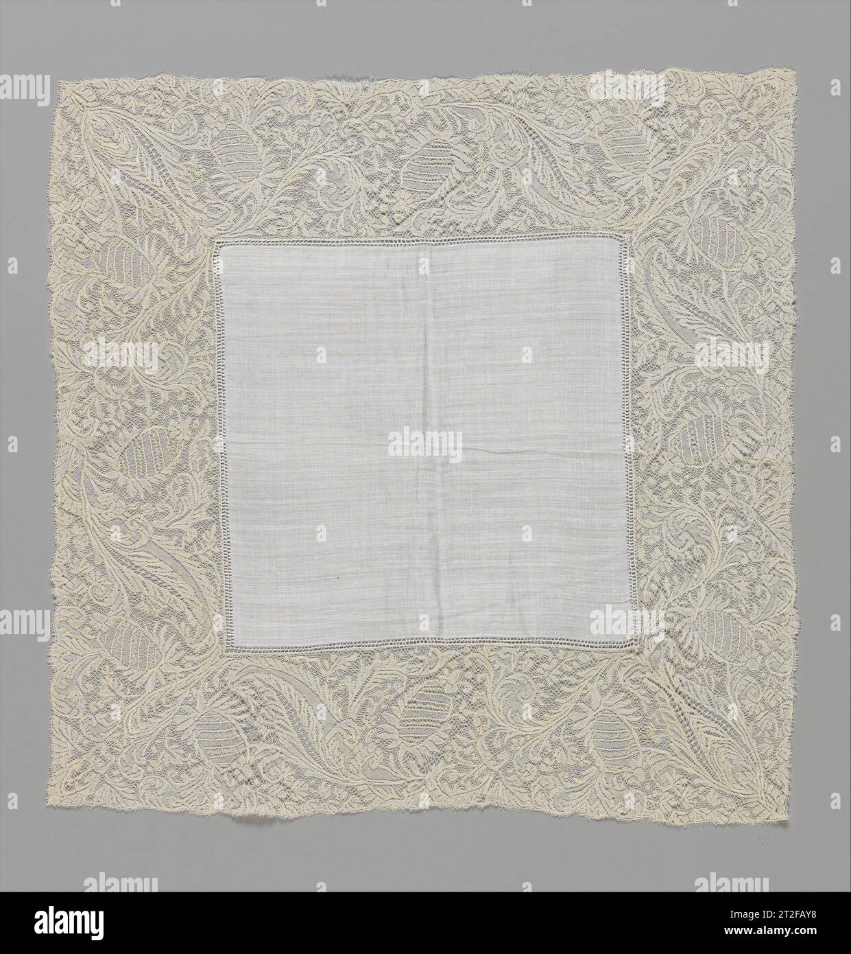 Mouchoir belge fin du 19e siècle la qualité exceptionnelle de ce mouchoir en lin blanchi est évidente à la fois dans la zone centrale à armure toile et la bordure faite dans la technique de dentelle de canette Binche. Les fils de chaîne et de trame de la section centrale ont été filés remarquablement fins, avec une faible torsion en Z. Les fibres sont parfaitement alignées parallèlement les unes aux autres, contribuant à la qualité exceptionnelle de ce tissu. Un fil plus fort, créé en pliant deux fils très torsadés, a été utilisé pour la dentelle. Banque D'Images
