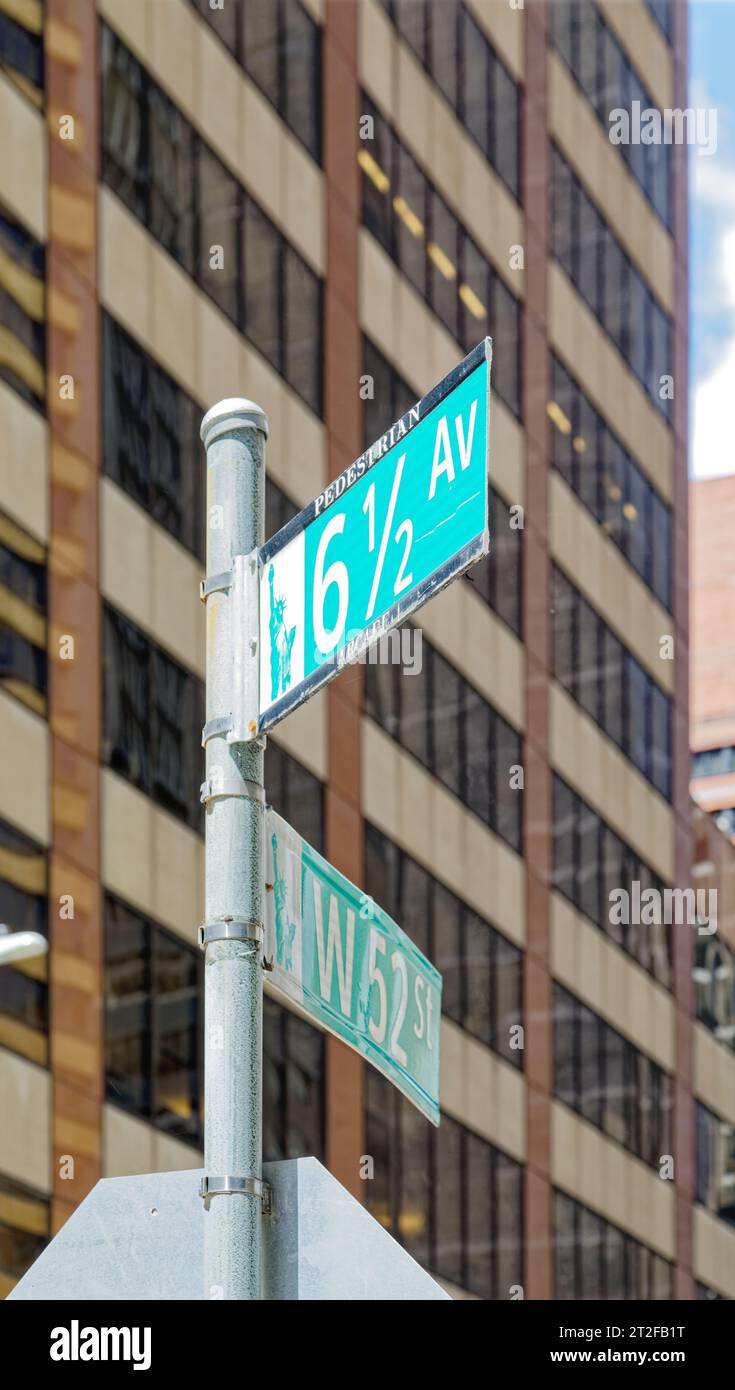 Le 6 ½ Avenue est une arcade piétonne étendue de mi-pâté de maisons qui s'étend de West 51st Street à West 57th Street, entre les 6th et 7th avenues à Midtown. Banque D'Images