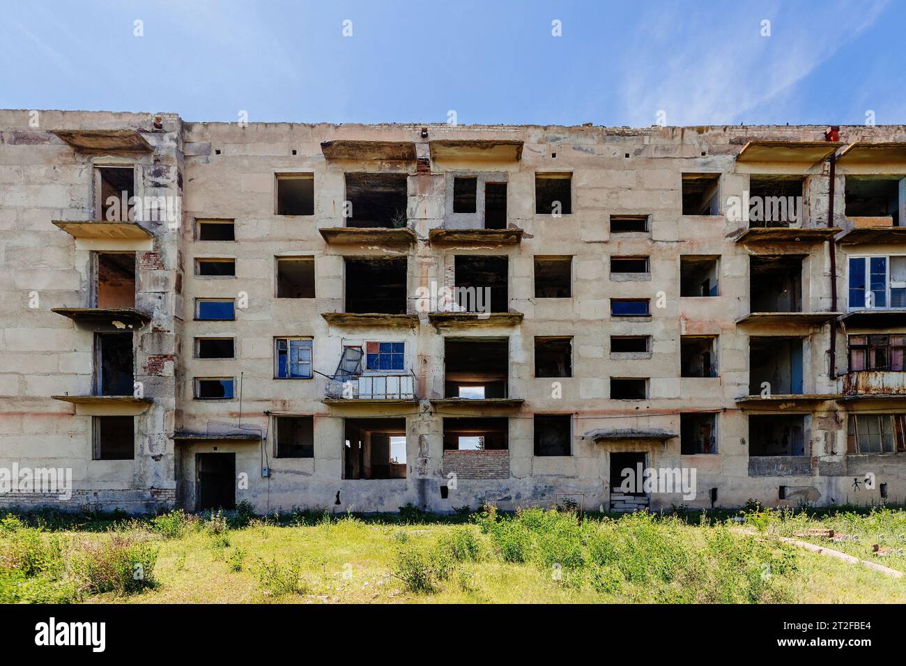 Maison abandonnée à plusieurs étages. Conséquence de la guerre, du désastre, de la pauvreté, de la ville fantôme, etc Banque D'Images