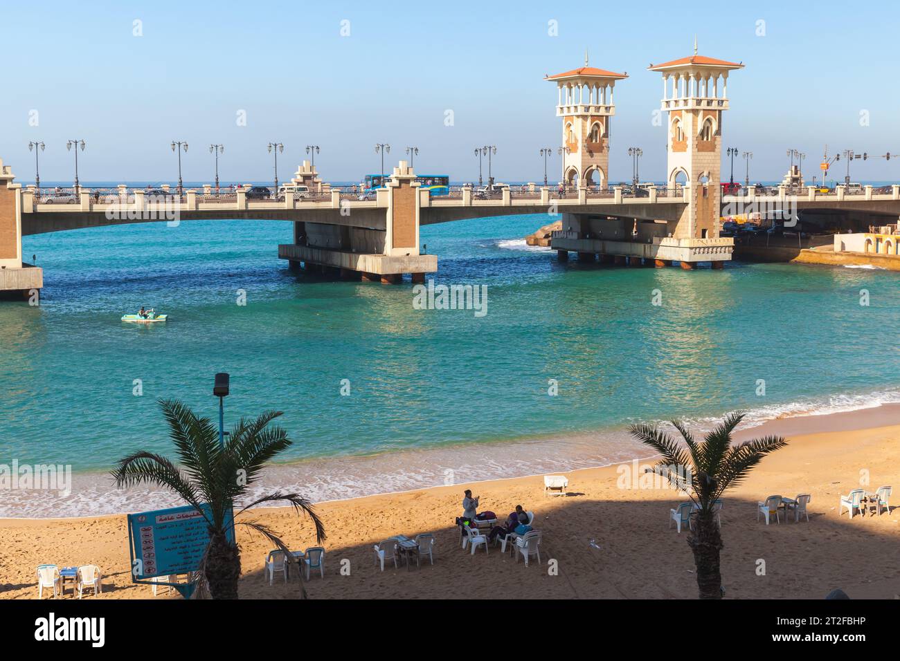 Alexandrie, Egypte - 14 décembre 2018 : Alexandrie vue sur la mer avec le pont Stanley sur un fond, les gens se reposent sur la plage Banque D'Images