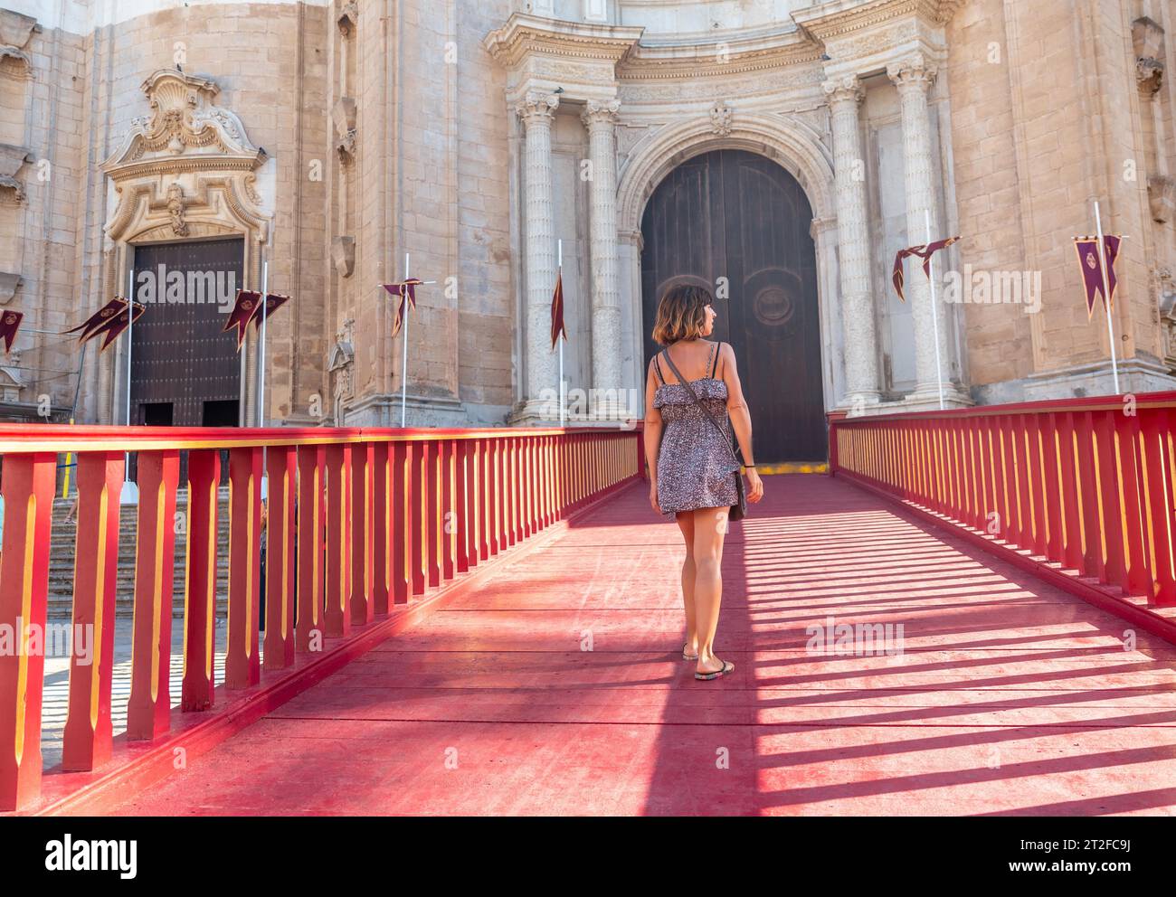Un jeune touriste sur le tapis rouge de la Santa Iglesia Catedral dans la ville de Cadix. Andalousie Banque D'Images