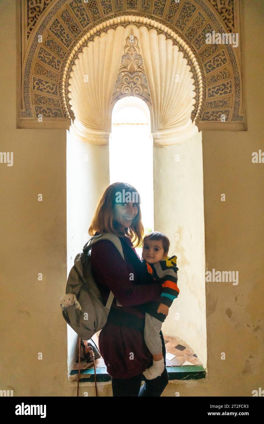 Une jeune femme avec son fils visitant la cour avec des fontaines à l'intérieur de l'Alcazaba dans la ville de Malaga, Andalousie. Espagne. Forteresse médiévale Banque D'Images