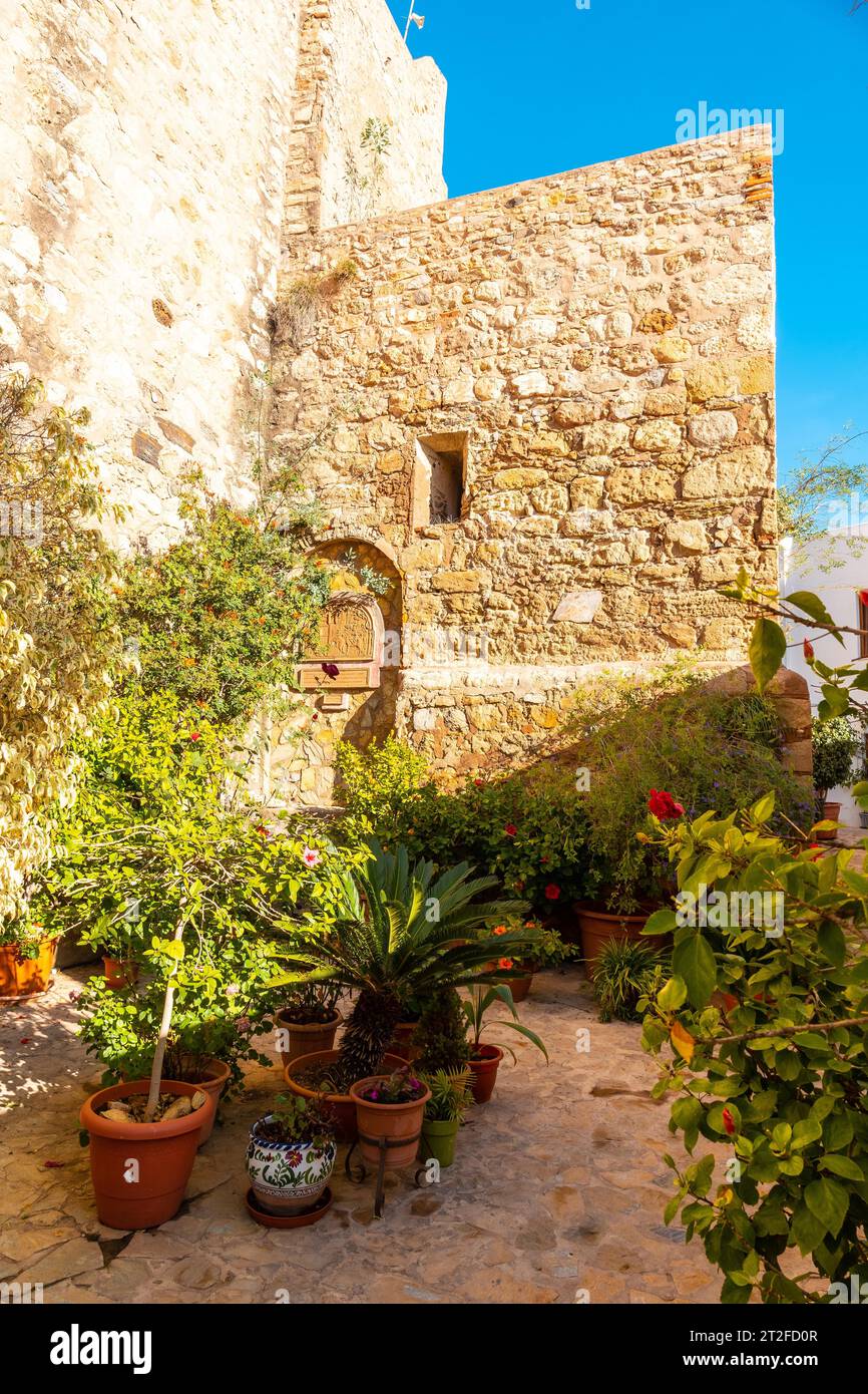 Plaza del parterre à côté de l'église de Santa Maria à Mojacar, une ville de maisons blanches au sommet de la montagne. Costa Blanca en Méditerranée Banque D'Images