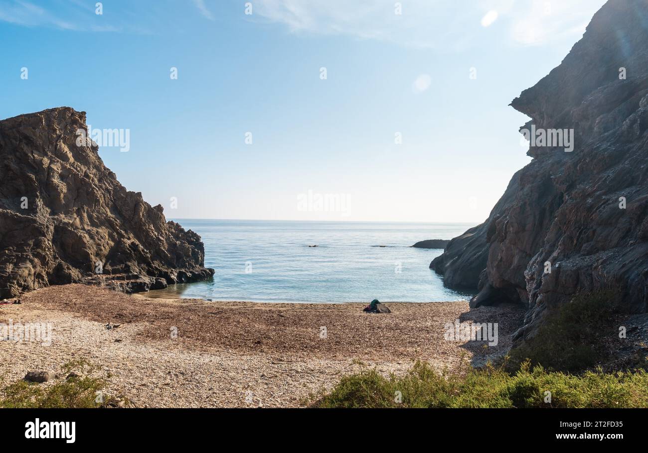 Plage dans les grottes d'Almanzora, Cala Penon a coupé une plage vierge et cachée à Almeria. Mer Méditerranée sur la côte, Almeria Banque D'Images