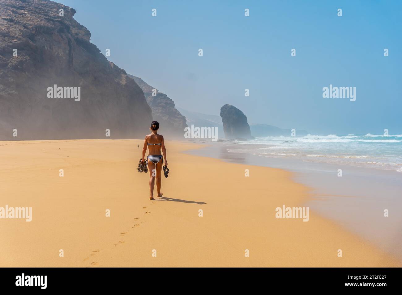 Une jeune femme dans la Roque del Moro de la plage de Cofete du parc naturel de Jandia, Barlovento, au sud de Fuerteventura, îles Canaries. Espagne Banque D'Images