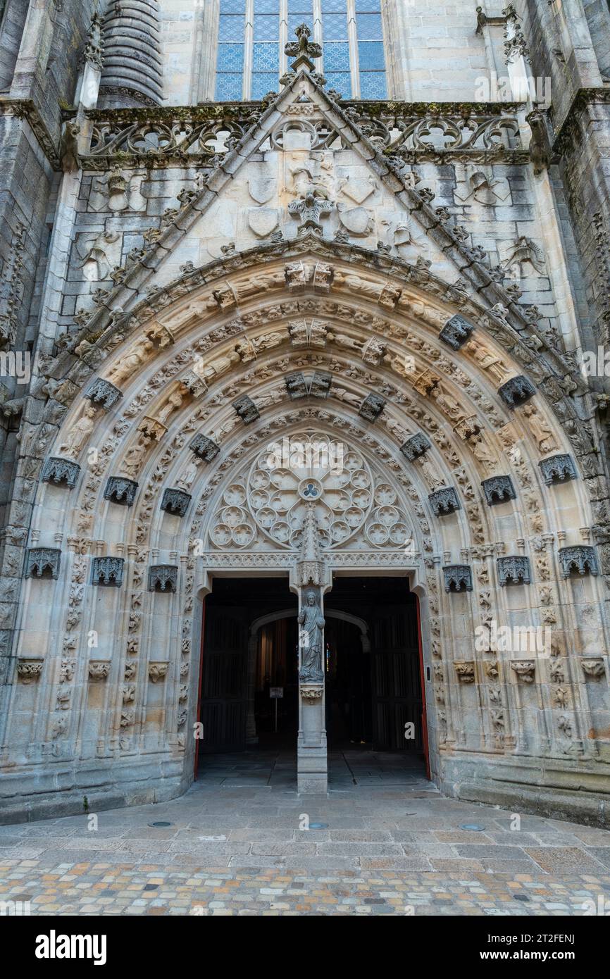 Entrée de la cathédrale Saint Corentin dans le village médiéval de Quimper dans le département du Finisterre. Bretagne française, France Banque D'Images