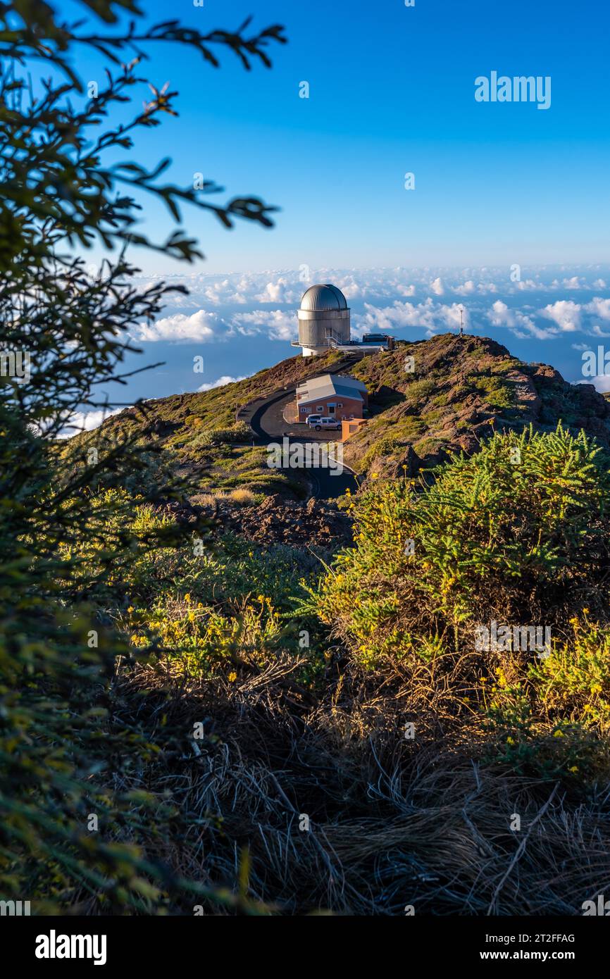 Observatoires de la Roque de los Muchachos dans la Caldera de Taburiente avec une mer de noix en dessous d'un après-midi d'été, la Palma, îles Canaries. Banque D'Images