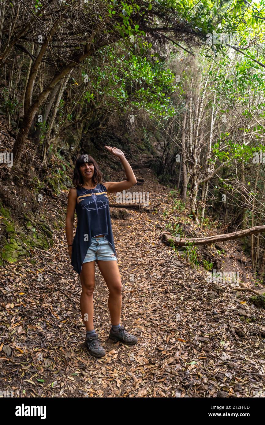Une jeune femme sur le sentier de trekking du parc naturel Los Tinos sur la côte nord-est de l'île de la Palma, îles Canaries. Espagne Banque D'Images