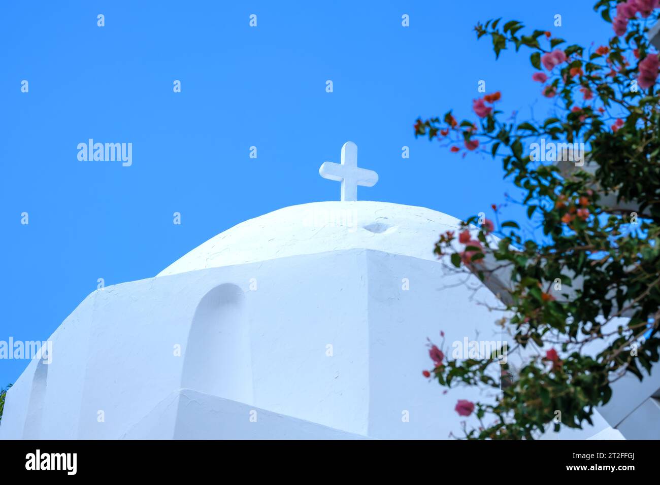 Belle église orthodoxe blanchie à la chaux à iOS Grèce et un ciel bleu en arrière-plan Banque D'Images