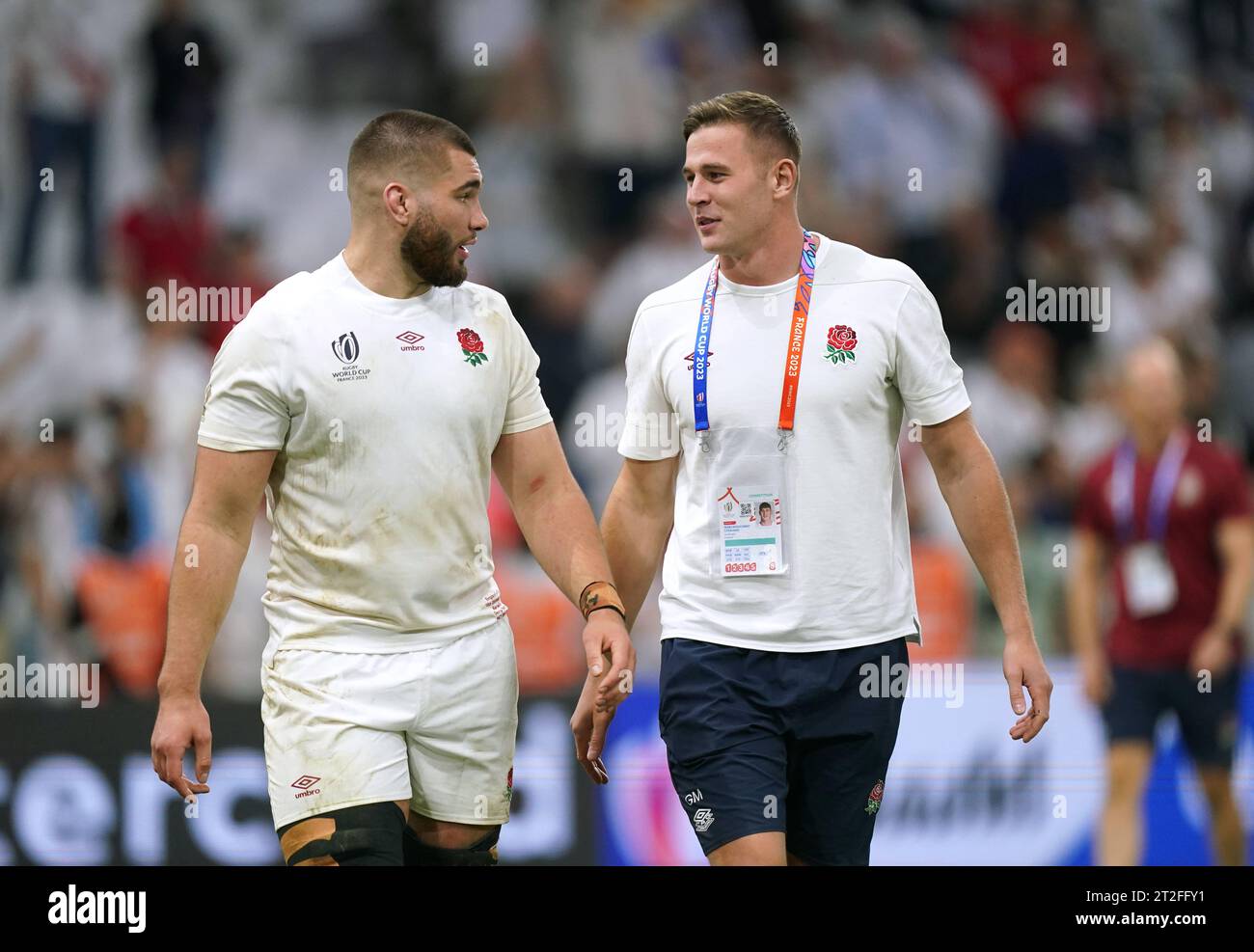 Les Anglais Freddie Steward (à droite) et George Martin après le match de la coupe du monde de Rugby 2023 en quart de finale au Stade Vélodrome de Marseille. Freddie Steward revient à l’arrière-plan dans l’un des trois changements apportés par l’Angleterre pour la demi-finale de la coupe du monde de samedi contre l’Afrique du Sud au Stade de France. Steward a été abandonné pour la première fois dans sa carrière de Test de 29 caps pour la dernière victoire de huit contre Fidji, perdant le maillot numéro 15 contre le plus attaquants Marcus Smith. Date de publication : jeudi 19 octobre 2023. Banque D'Images