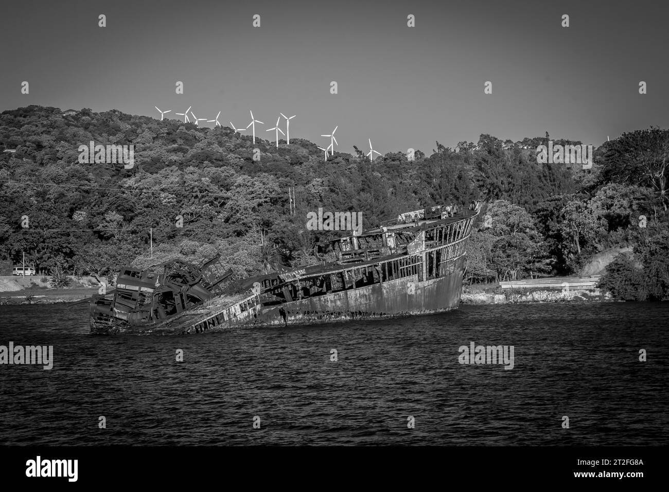 Navire abandonné dans le port de Roatan, photo noir et blanc. Honduras Banque D'Images