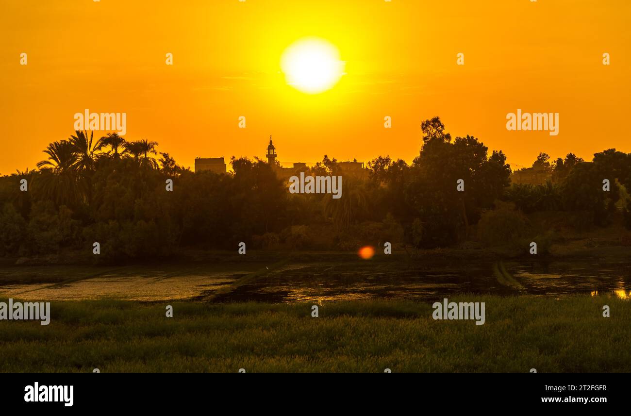 Croisière panoramique au coucher du soleil sur le Nil. Égypte. Navigation de Louxor à Assouan, vue sur les villages traditionnels et la nature du Nil Banque D'Images