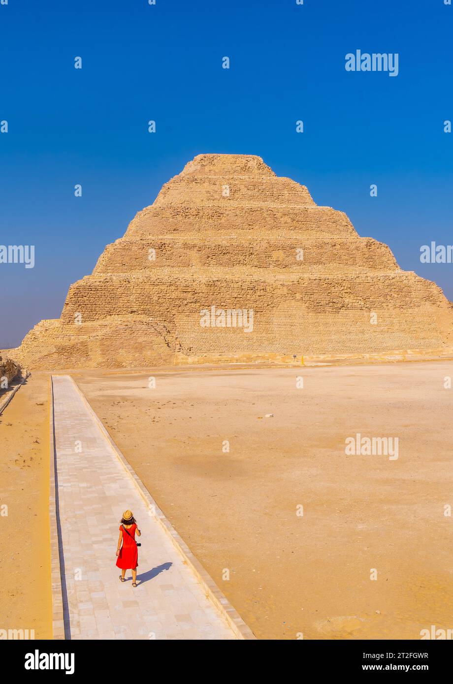 Une jeune femme visitant la Pyramide à gradins de Djoser, Saqqara. Égypte. La nécropole la plus importante de Memphis. La première pyramide au monde Banque D'Images