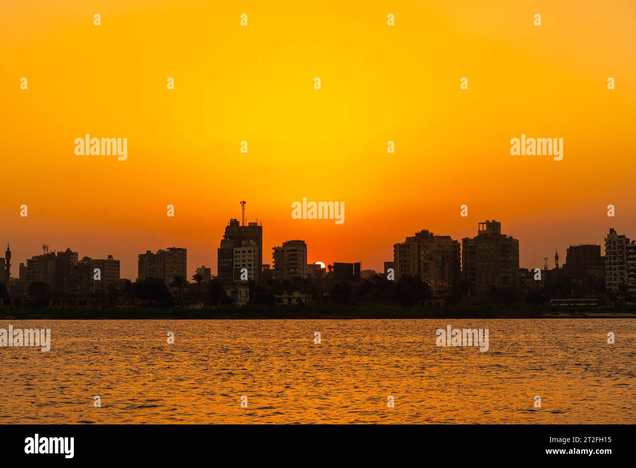 Coucher de soleil sur l'horizon de la ville du Caire, le soleil se couche sur les bâtiments de la ville du Caire en arrière-plan. Afrique Banque D'Images