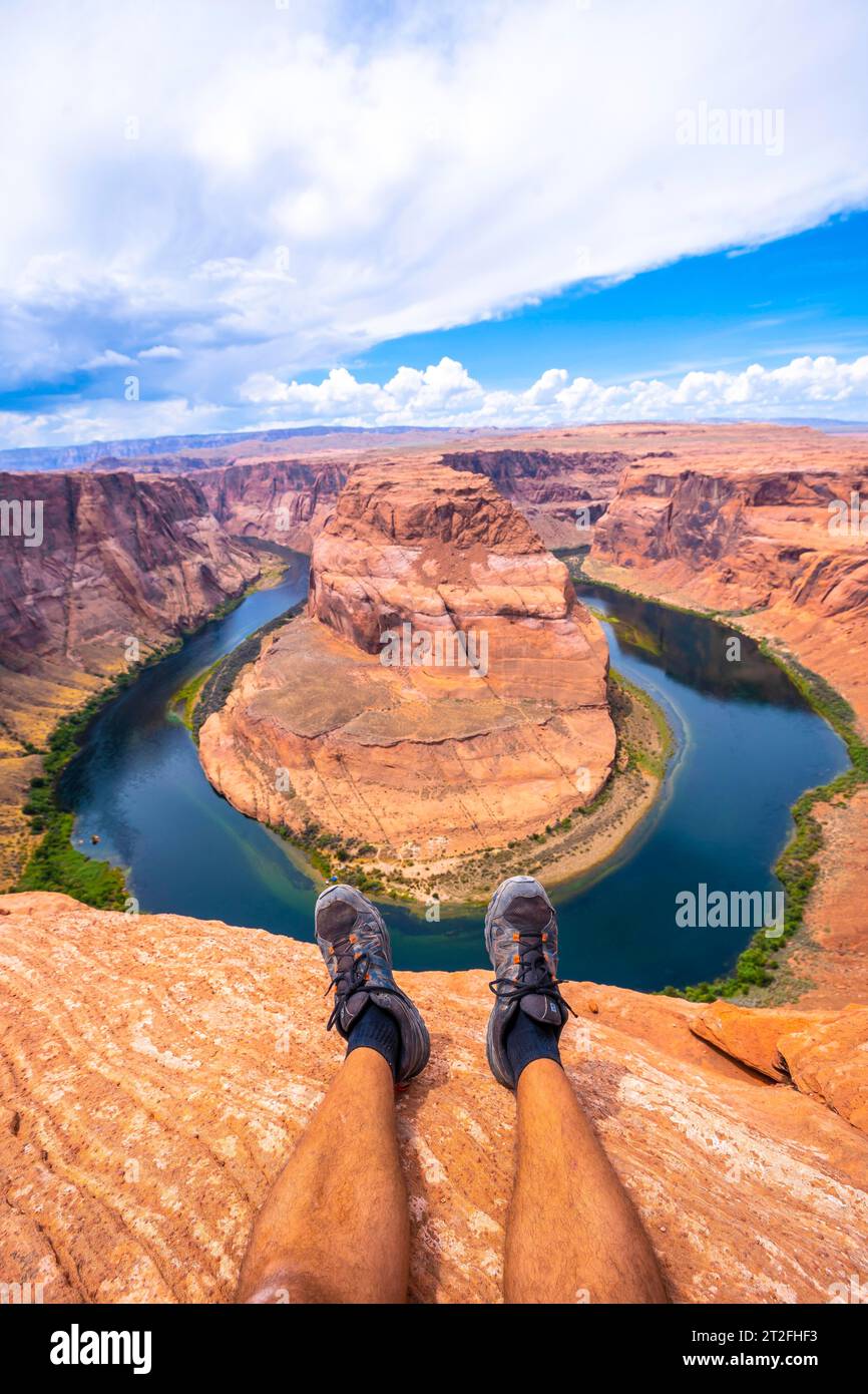 Pieds croisés au repos en regardant Horseshoe Bend et le fleuve Colorado en arrière-plan, Arizona. États-Unis Banque D'Images