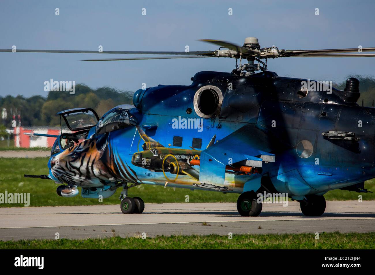 Hélicoptère mi-24 de l'armée de l'air tchèque dans des couleurs spéciales. Banque D'Images