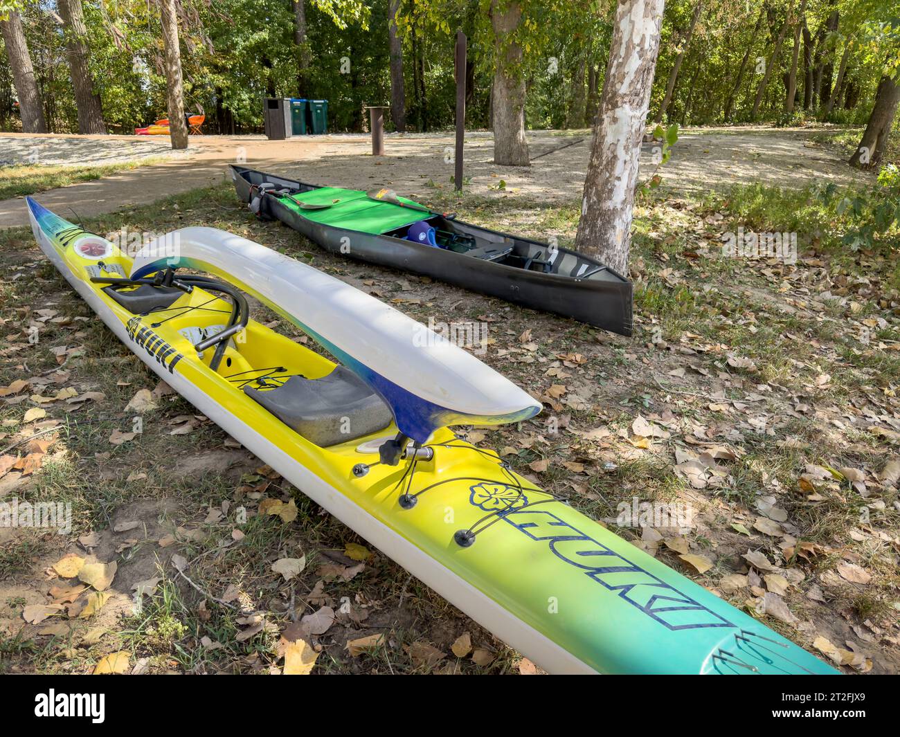 Jefferson City, Missouri, USA - 7 octobre 2023 : Huki, canot à balancier de haute performance préparé pour le transport à Wilson Serenity point (Noren River AC Banque D'Images