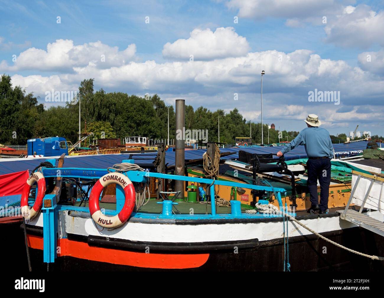 Homme sur le bateau amarré à Goole Marina, East Yorkshire, Angleterre Royaume-Uni Banque D'Images