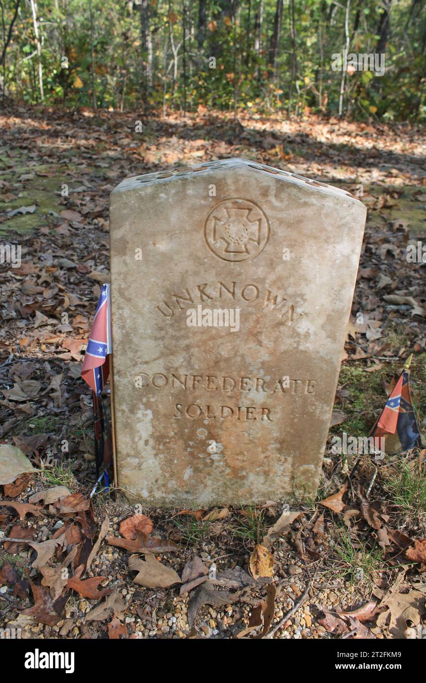 Pierres tombales de treize soldats confédérés sur la Natchez Trace Parkway (Old Trace) dans le Mississippi, États-Unis Banque D'Images