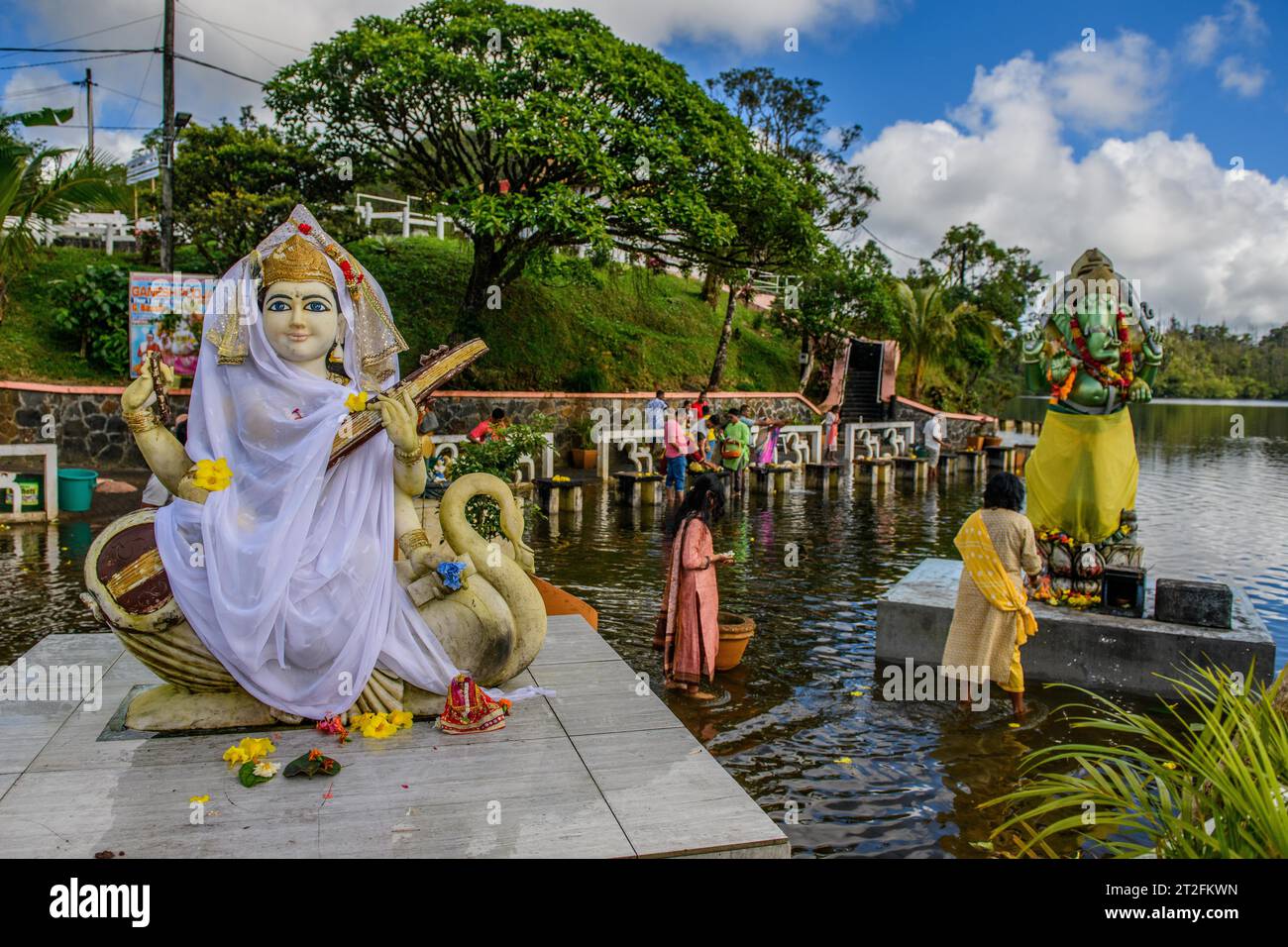 Déesse gauche de la sagesse Sarasvati Saraswati Maa épouse consort du Seigneur Brahma Dieu droit Déité Statue en forme d'éléphant forme de Dieu éléphant Banque D'Images