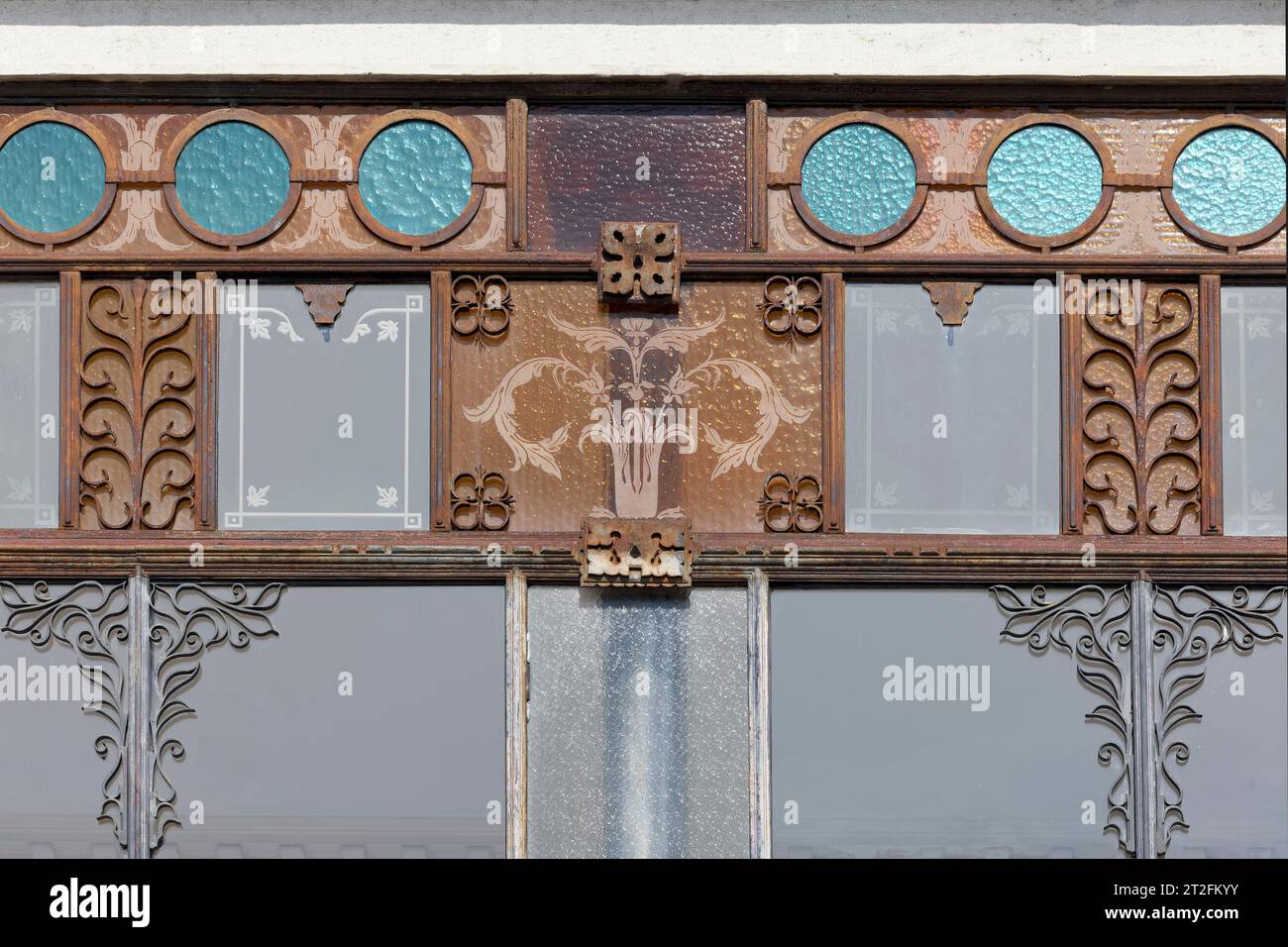 Fenêtre avec ornements Art Nouveau, Villa Bianchi, ancien Hôtel Golfo, Toscolano-Maderno, Lac de Garde rive ouest, Lombardie, province de Brescia, Italie Banque D'Images