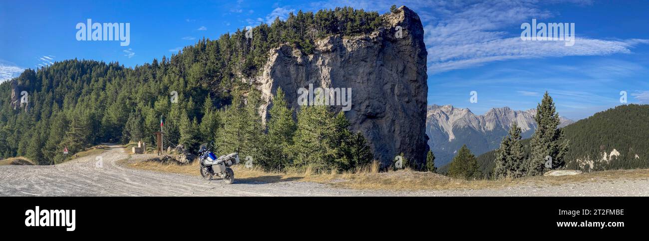 Moto BMW R1200 GS aventure sur un rocher escarpé près de forte Pramand, Val di Susa, Piémont, Italie Banque D'Images