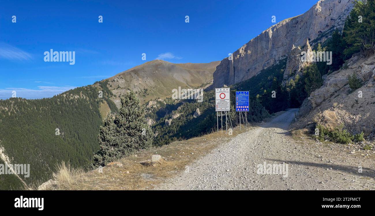 Route de gravier, Strada del Pramand à forte Jafferau, Pramand, Val di Susa, Piémont, Italie Banque D'Images