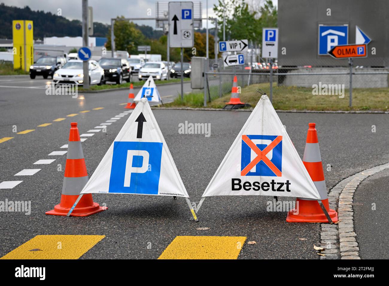 Panneaux de signalisation panneau de direction parking Banque D'Images