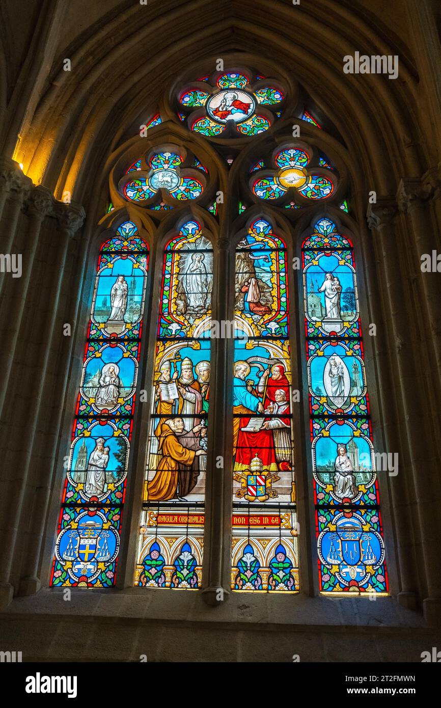 Vitraux à l'intérieur de la cathédrale Saint Corentin dans le village médiéval de Quimper dans le département du Finisterre. Bretagne française, France Banque D'Images