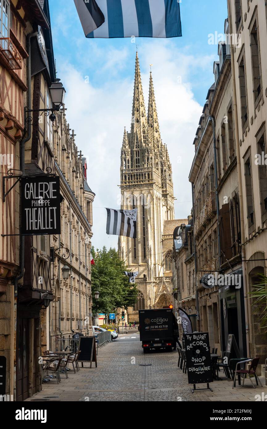 Village médiéval de Quimper et cathédrale Saint Corentin de Quimper en arrière-plan dans le département du Finisterre. Bretagne française, France Banque D'Images