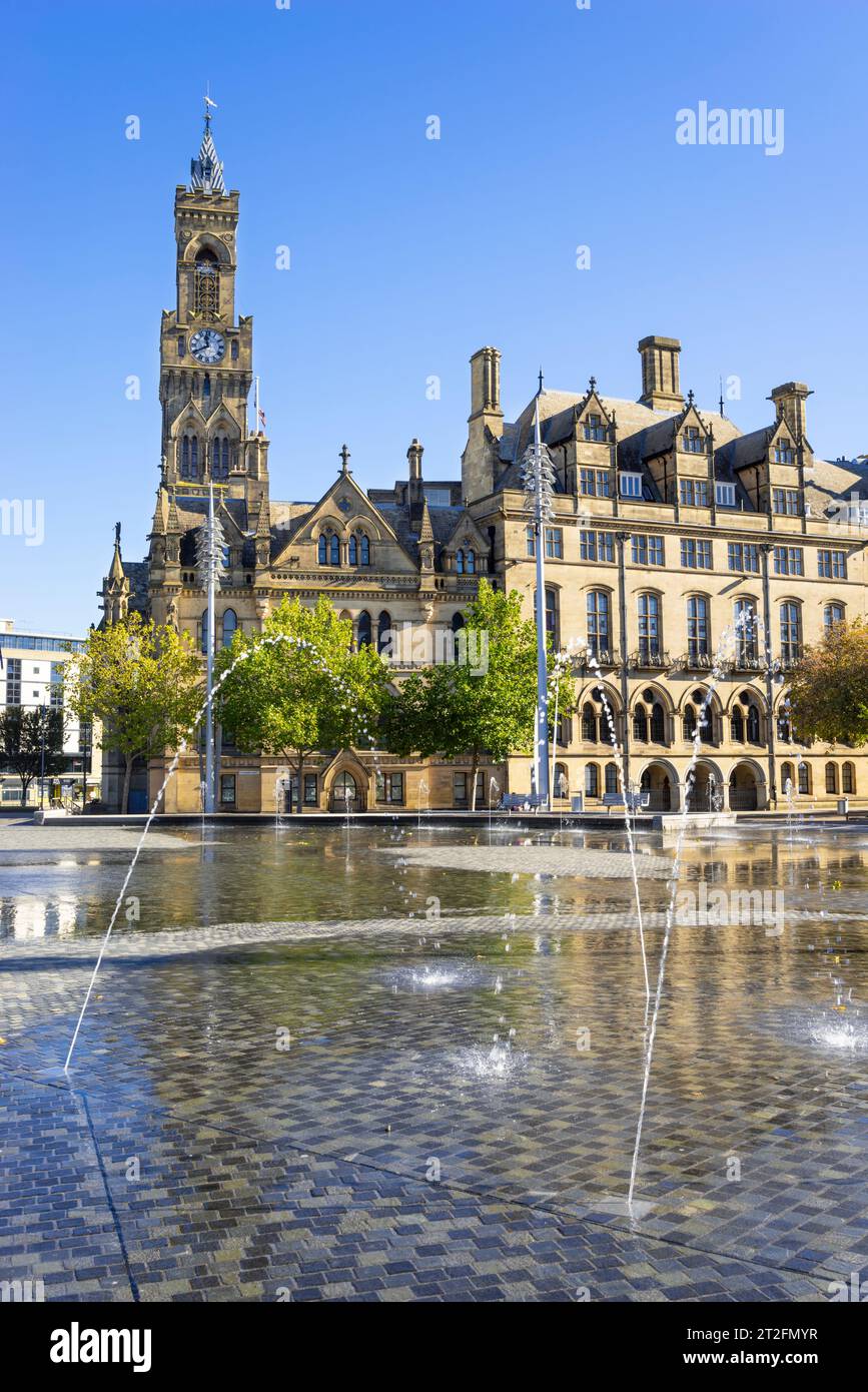 Bradford Town Hall horloge Tour ou Bradford City Hall dans le centre-ville de Bradford Centenary Square avec fontaines Bradford Yorkshire Angleterre Royaume-Uni GB Europe Banque D'Images