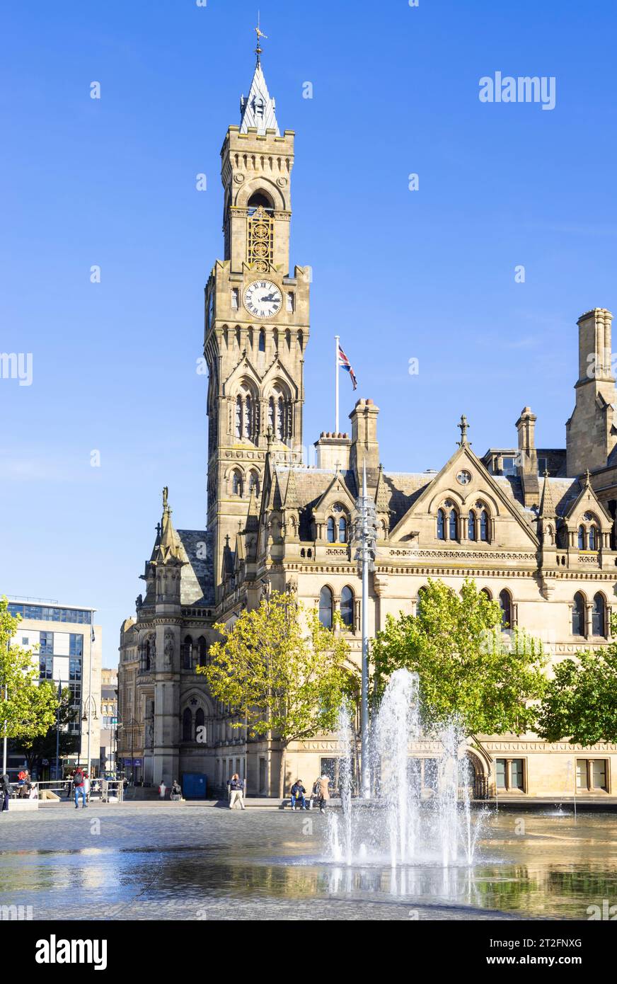 Bradford Town Hall horloge Tour ou Bradford City Hall dans le centre-ville de Bradford Centenary Square avec fontaines Bradford Yorkshire Angleterre Royaume-Uni GB Europe Banque D'Images