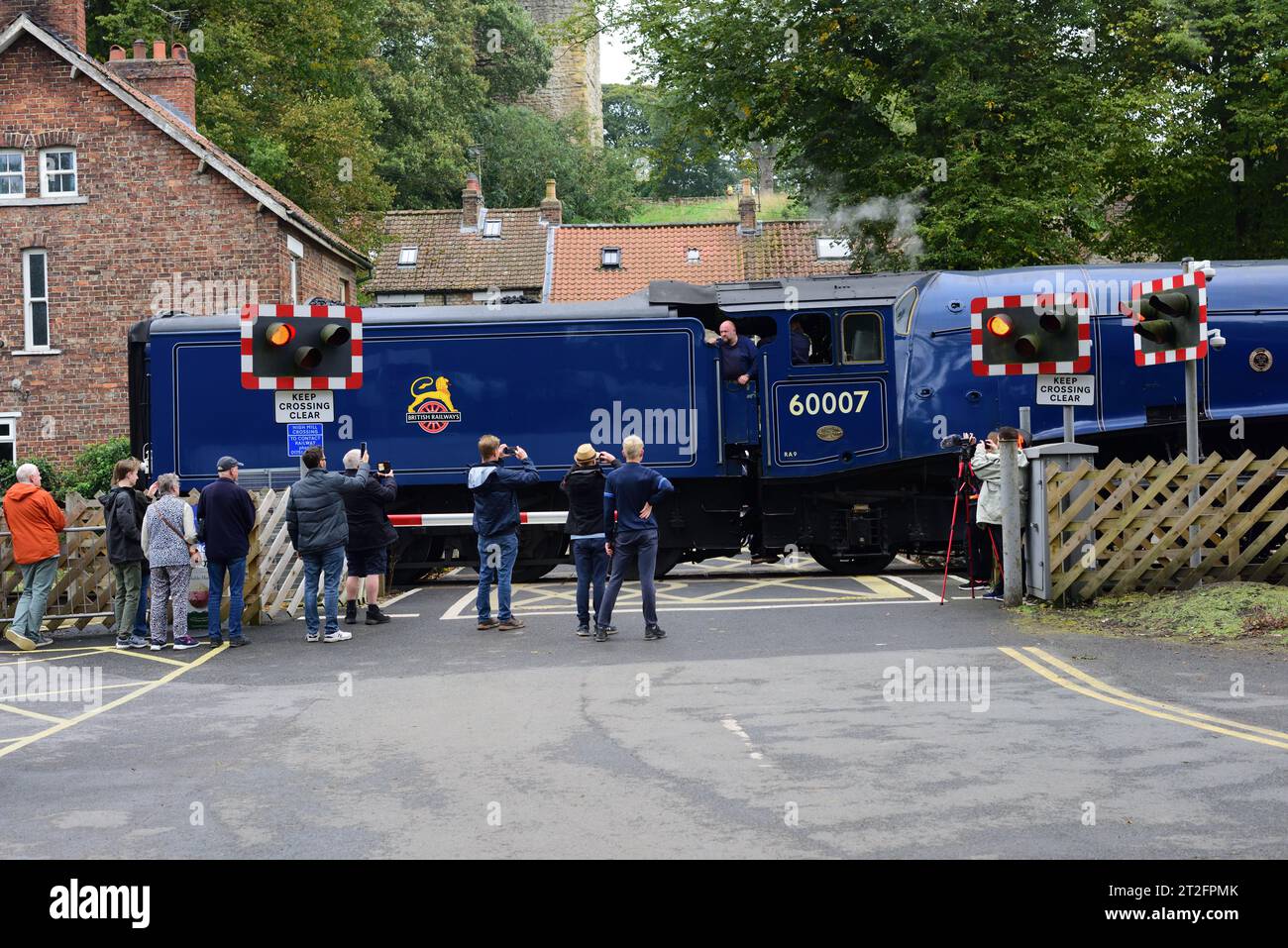 LNER Class A4 Pacific No 60007 Sir Nigel Gresley quitte la gare de Pickering sur le North Yorkshire Moors Railway lors de son gala du 50e anniversaire. Banque D'Images