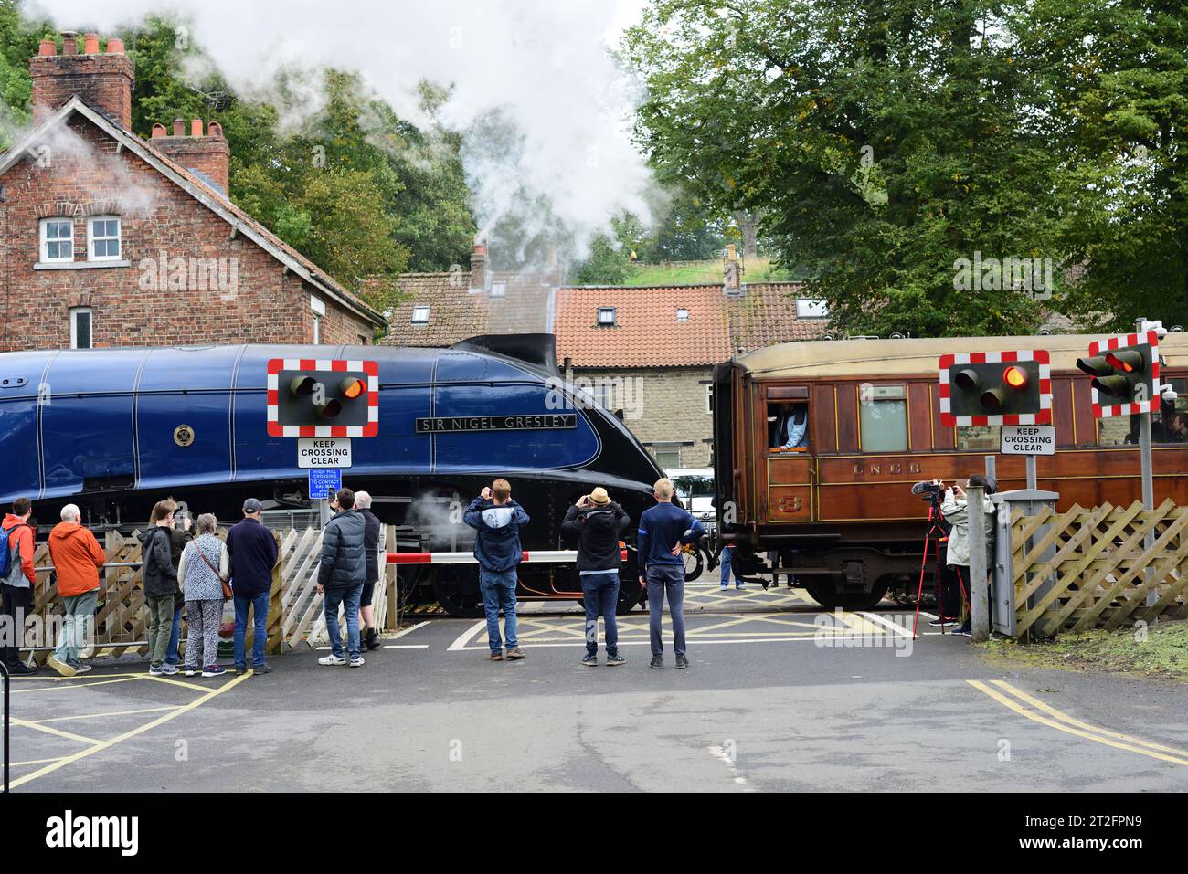 LNER Class A4 Pacific No 60007 Sir Nigel Gresley quitte la gare de Pickering sur le North Yorkshire Moors Railway lors de son gala du 50e anniversaire. Banque D'Images