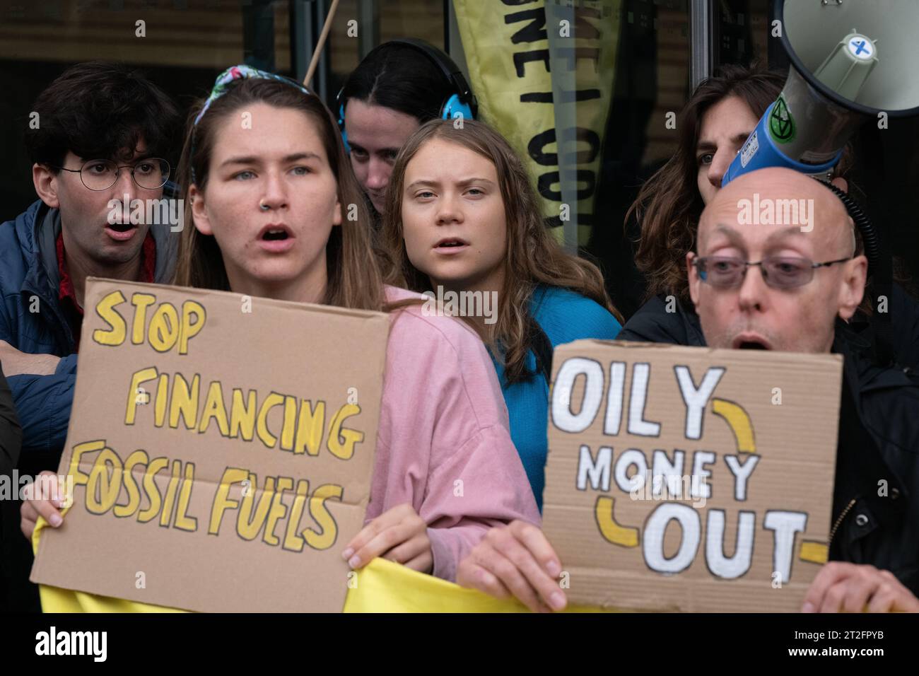 Londres, Royaume-Uni. 19 octobre 2023. La militante climatique suédoise Greta Thunberg se joint à Fossil Free London pour manifester devant le siège londonien de JP Morgan à Canary Wharf. La banque est l’un des principaux bailleurs de fonds de l’extraction des combustibles fossiles à l’origine de l’urgence climatique et de la dégradation de l’environnement et, selon les manifestants, devrait cesser de soutenir l’extraction de pétrole et de gaz. Crédit : Ron Fassbender/Alamy Live News Banque D'Images