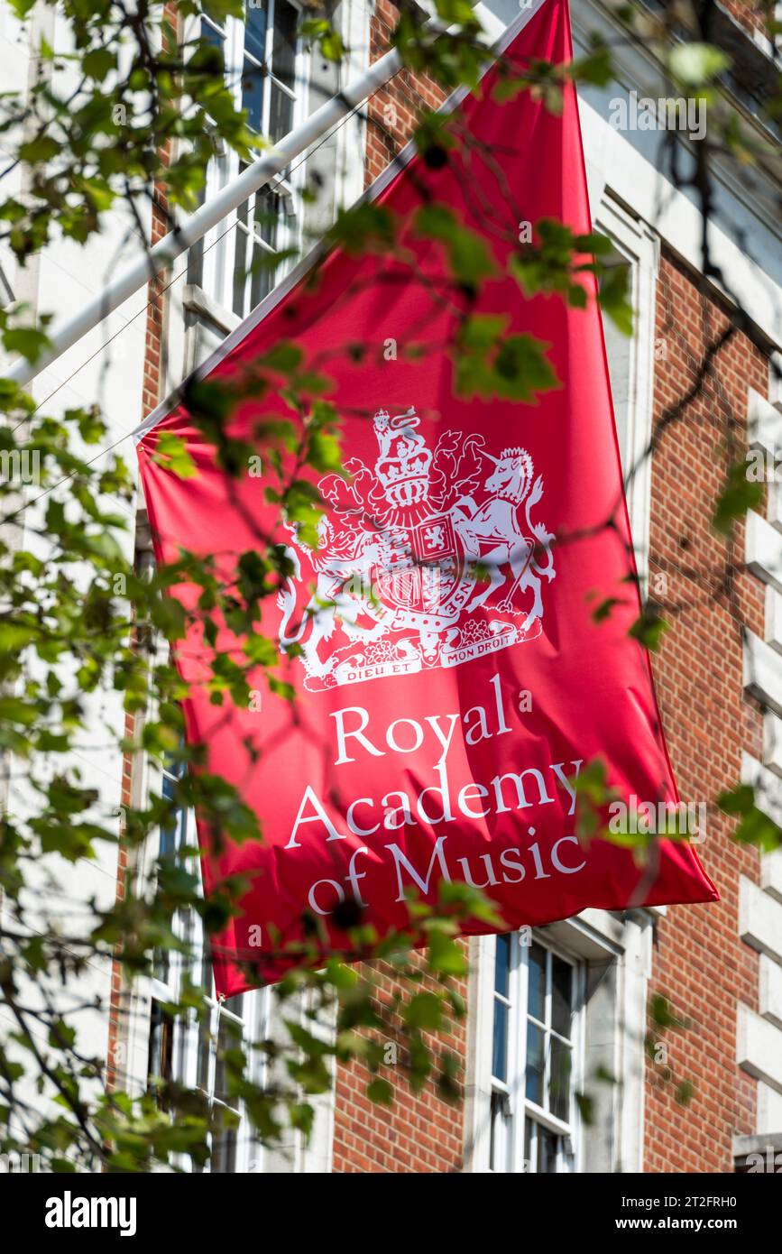 Panneau drapeau rouge de la Royal Academy of Music suspendu à l'extérieur du bâtiment à Londres. Usage éditorial exclusif. Banque D'Images